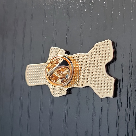 Monty Python and the Holy Grail inspired "Tis But a Scratch" Enamel Pin - Picture 2 of 3